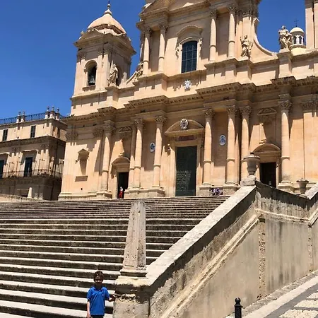 Tannur Del Carmine Noto